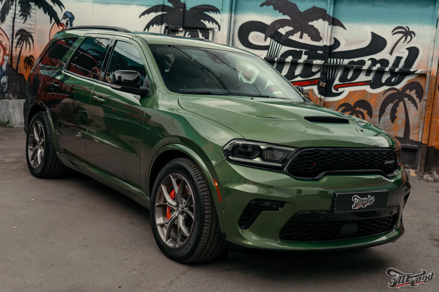 Большой проект по Dodge Durango SRT для постоянного гостя, часть 6: оклейка винилографией и полиуретаном, фирменный шиномонтаж на стендах Hunter и выдача автомобиля